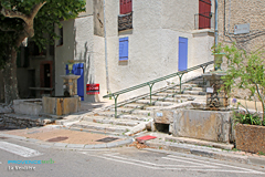 La Verdiere, staircase and its 2 fountains