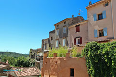 Villecroze, maisons sur la colline