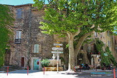 Villecroze, fontaine au centre du village