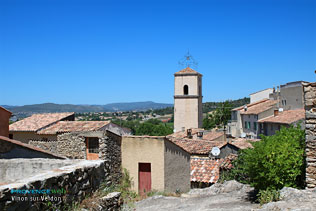 Vinon sur Verdon, clocher et paysage