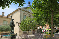 Althen des Paluds, mairie et statue Althen des Paluds, mairie et statue