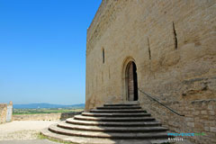 Ansouis, porte de l'église et panorama sur le Luberon