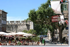 Avignon, place et Remparts Avignon, place et Remparts