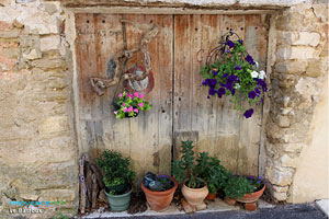 Le Barroux, old door