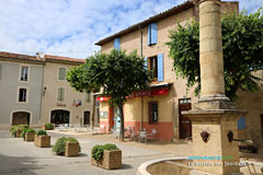 La Bastide des Jourdans, place et fontaine