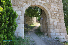 Le Beaucet, fortified village gate