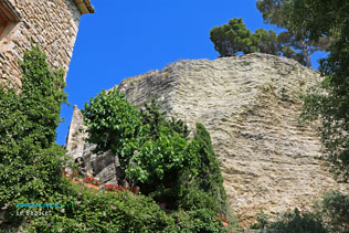 Le Beaucet, porte de la forteresse dans le rocher