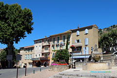 Beaumes de Venise, place et fontaine