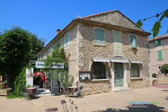 Beaumettes, terrasse de restaurant