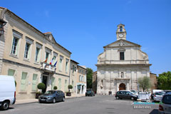 Bédarrides, place, église et mairie Bédarrides, place, église et mairie