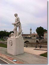 Bollene - Statue