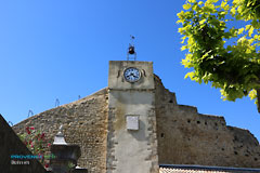 Buisson, clocher avec horloge