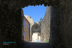 Buisson, vaulted passageway