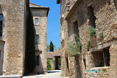Cabrières d'Avignon, maisons dans le village Cabrières d'Avignon, maisons dans le village