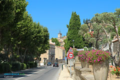 Cadenet, arrivée au village