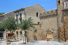 Camaret sur Aigues, fontaine pres in la tour in l'horloge