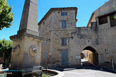 Caromb, place et fontaine