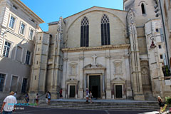 Carpentras, parvis de la cathédrale