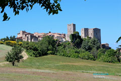 Caseneuve, the village and the castle Caseneuve, the village and the castle