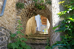 Castellet, vaulted passageway