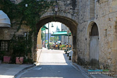 Caumont sur Durance, porte des remparts