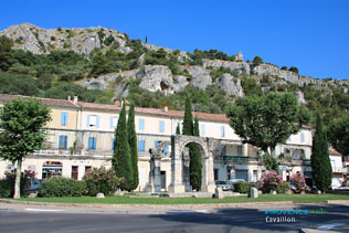 Cavaillon, arch and and 14 HQ photographs