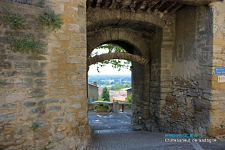Châteauneuf de Gadagne, passage voûté