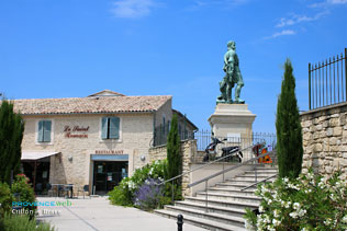 Crillon le Brave's statue