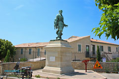 Crillon le Brave, statue de Crillon le Brave Crillon le Brave, statue de Crillon le Brave