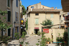 Cucuron, place et commerces