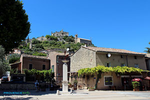 Entrechaux, rue du village