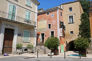 Fontaine de Vaucluse,  maisons dans le village