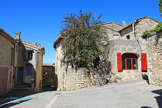 Gignac, placette et maisons en pierre