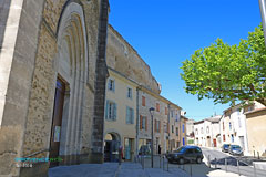 Grillon, église et remparts