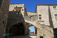 Grillon, voûte et maisons Renaissance