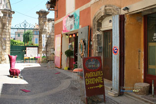 Isle sur Sorgue, boutique Antiqutés Brocante