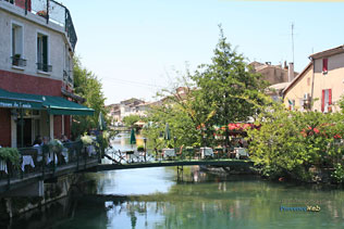 Isle sur Sorgue, passerelle sur la Sorgue