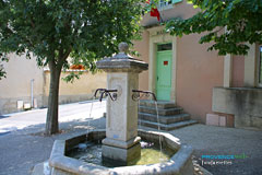 Jonquerettes, fontaine de la mairie Jonquerettes, fontaine de la mairie