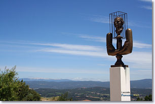 Lacoste - Statue du Marquis de Sade - Vue Mont Ventoux