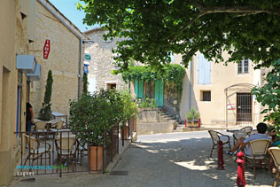 Lagnes,  terrasse de café