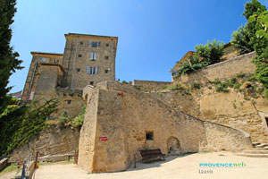 Lauris, château et escalier