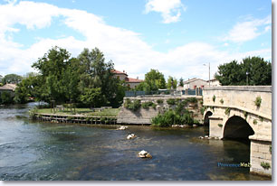 Le Thor, bridge over the Sorgue river