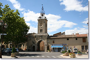 Le Thor, place et Porte du Douzabas