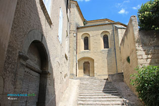 Mazan, escalier vers l'église