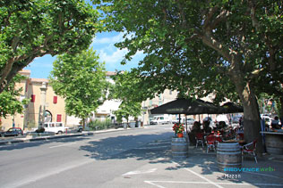 Mazan, terrasse de café devant la fontaine