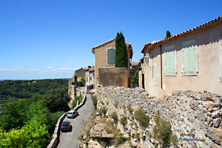 Ménerbes, rue montant au village