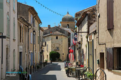 Mérindol, rue et terrasse de café