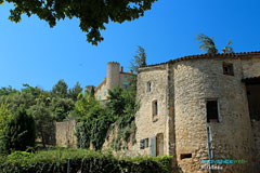 Mirabeau, château dans la verdure