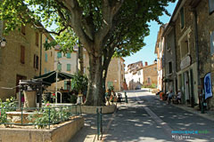 Mirabeau, place de la fontaine et terrasse du Bar