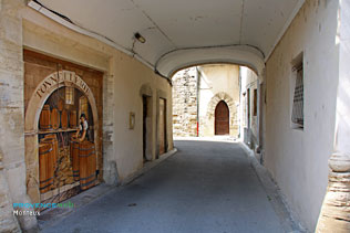Monteux, vaulted passageway
